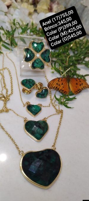 Conjunto  Esmeralda  pedras naturais esmeraldas na parte inferior e facetadas em cristal de rocha na parte superior.
Excelente banho em ouro 18 K.