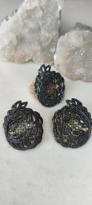Conjunto anel e brincos em flor negra.