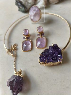 Oferecemos uma variedade de peças em pedra de Ametista. 
Para mais informações sobre preços, visite nossa loja no Instagram.