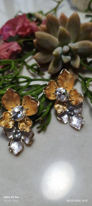 Dois banho.
Banho em ouro 18k
Banho em Ródio Branco.