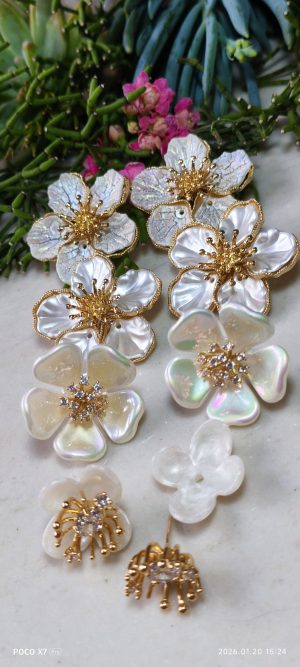 Brinco resina branca perolada