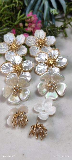 Brinco resina branca perolada