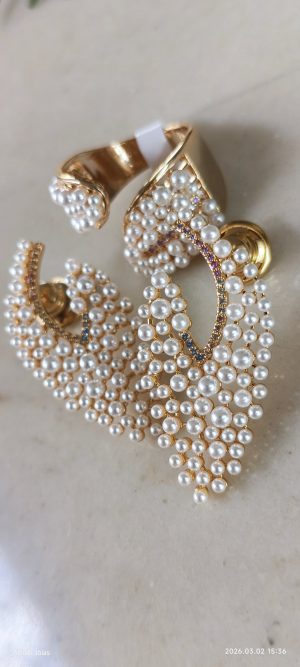 conjunto em micro Pérola e  cravação em micro zircônias coloridas