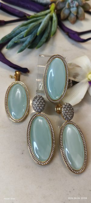 Conjunto de quartzo azul.  
Banho a 18k.  
Cravejado em microzircônias.