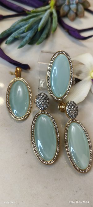 Conjunto de quartzo azul.  
Banho a 18k.  
Cravejado em microzircônias.