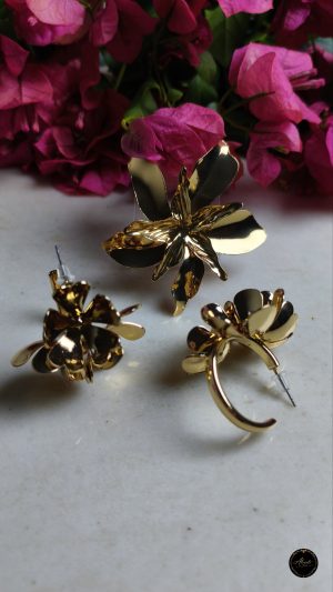Conjunto de flores com anel regulável e brinco Argola.