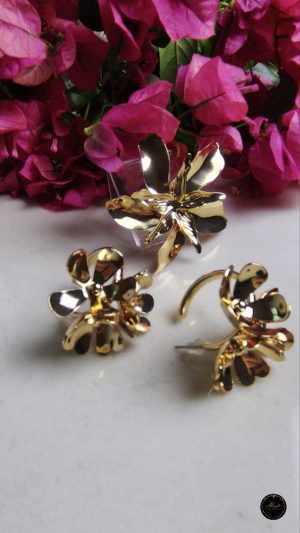 Conjunto de flores com anel regulável e brinco Argola.